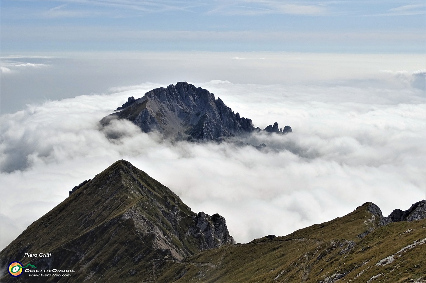 67 La Grignetta emerge stupenda dalla nebbia al sole!.JPG